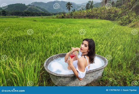 Mujer bañandose Archivo de Video